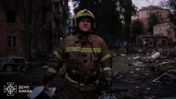 Атака на Київ 4 квітня: пожежа у Дарницькому р-ні на даху будівлі Рятувальник ДСНС серед уламків і пошкоджених будинків після ворожої атаки на Київ 19 липня 2026 року