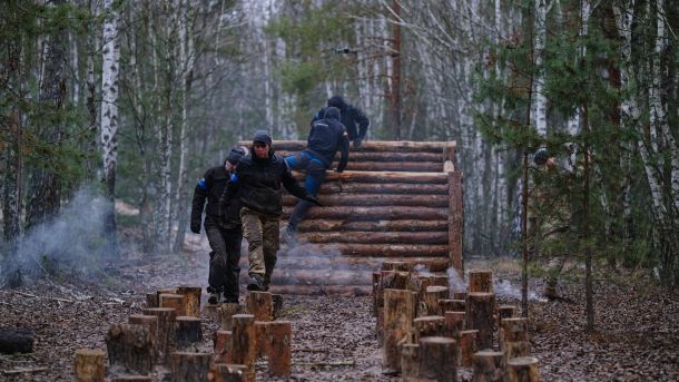 10 січня відбудеться безплатний вишкіл із нацспротиву для мешканців Київщини Під час вишколи його учасники долають бар'єри, виготовлені з колод дерев