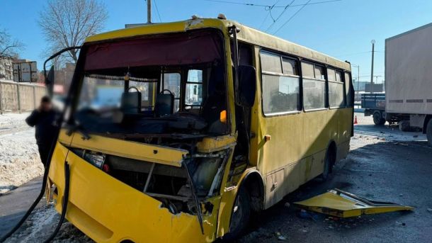 Прорахувалась на 2 мільйони: бухгалтерку Дарницької РДА судитимуть за шахрайство Загальний вигляд на пошкоджений автобус