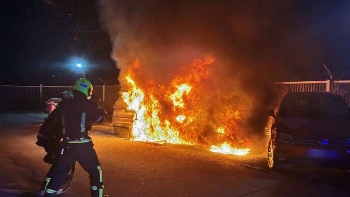 У Святошинському районі 4 квітня згоріла Skoda: пошкоджено ще 2 авто Згоріла Skoda Kodiaq на вулиці Жмеринській у Святошинському районі Києва — пожежа 5 квітня 2026 року