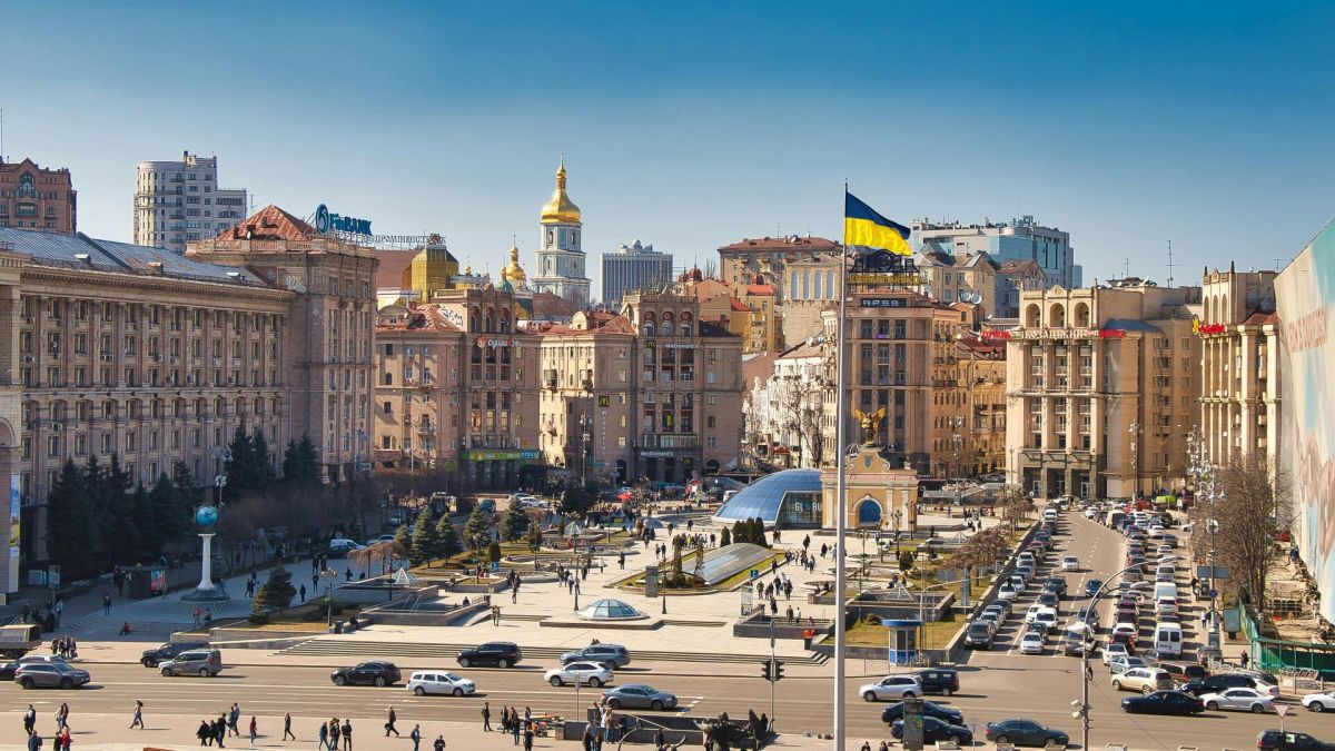 Хрещатик і перехід на «Майдані»: у центрі Києва демонтують незаконну рекламу Прапор України на Майдані Незалежності в Києві