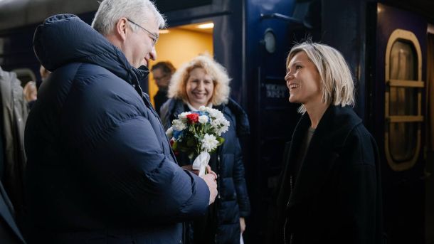 ДТП на трасі Київ–Харків: двоє госпіталізовані після зіткнення KIA та Ford Зустріч міжнародних делегацій на залізничному вокзалі Києва під час річниці повномасштабного вторгнення Росії