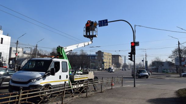 У Києві судитимуть 22-річного водія BMW, який п'яним збив насмерть пішохода Фахівці ЦОДР проводять весняну профілактику світлофорів і дорожніх знаків у Києві, березень 2026