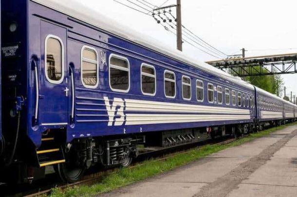 ШІ — шлях до розмаїття розуму і майбутнього людства синій пасажирський вагон «Укрзалізниці», що стоїть на залізничній колії