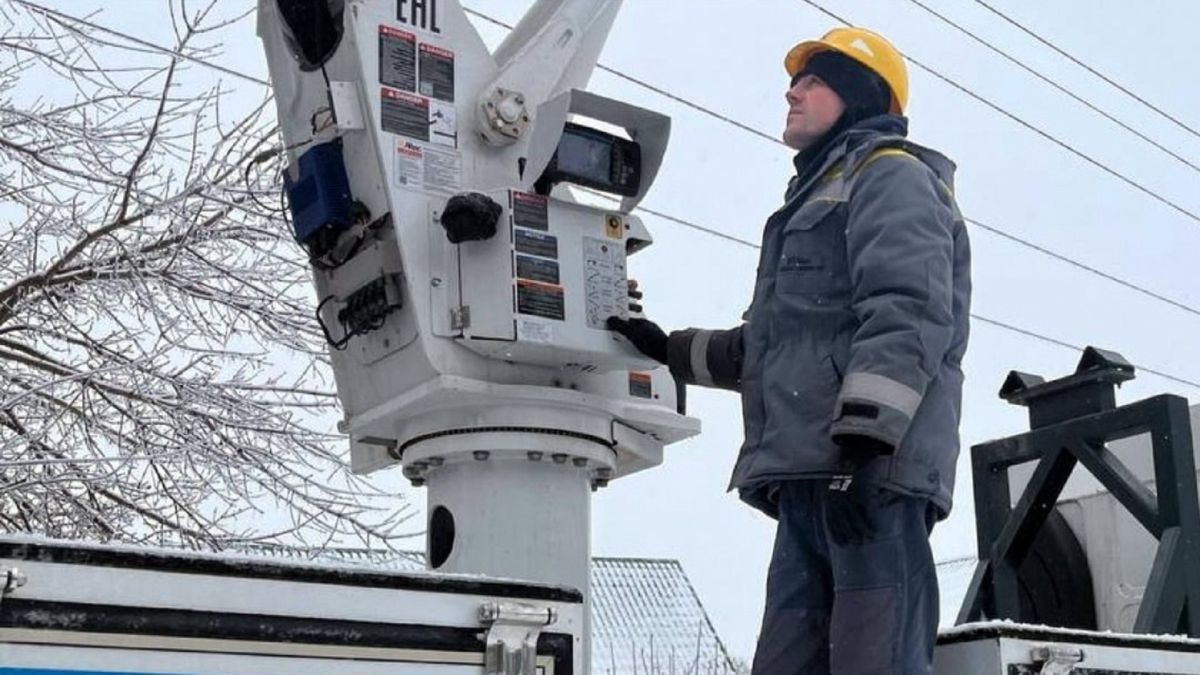 Україна перейшла на планові графіки відключень після масованих атак РФ Співробітник ДТЕК під час ремонту лінії електропередачі