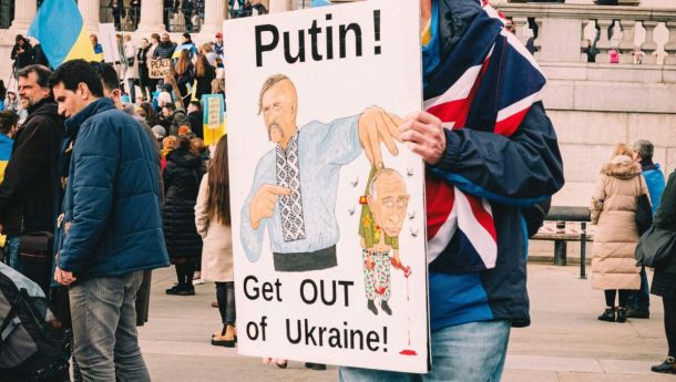 The Sun: Британський сапер засуджений в Росії на 14 років за «тероризм» Акція з вимогою до Росії припинити війну проти України. Лондон, 20 березня 2022 року