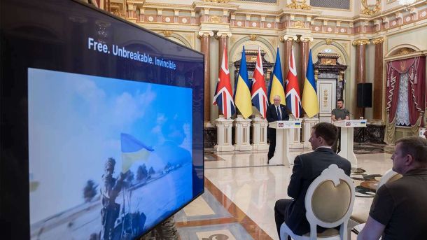 Google попереджає про нову атаку на Gmail — термінова перевірка пошти a man in a suit standing in front of a television