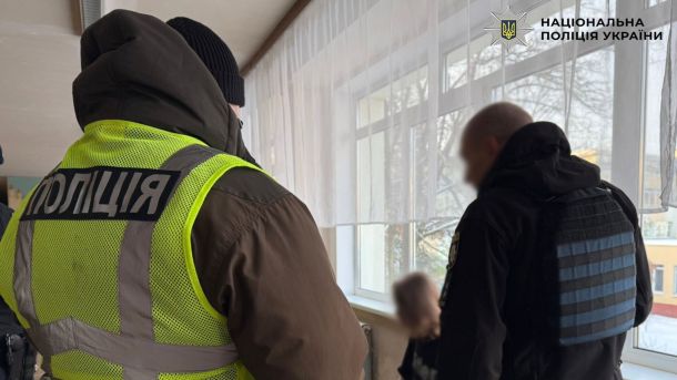 У Києві адвокат за $9000 обіцяв уникнення мобілізації Поліцейські у будівлі школи