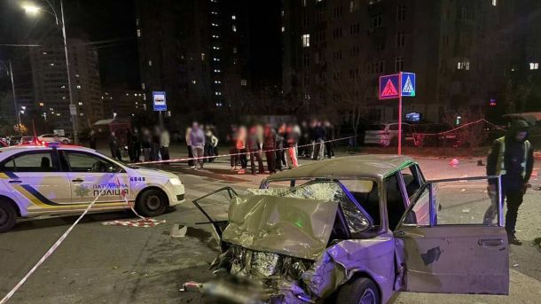 ДТП на Радунській: п'яний водій протаранив авто з чотирма підлітками Розбитий автомобіль ВАЗ після зіткнення з Mitsubishi на перехресті вулиць Радунської та Лаврухіна у Деснянському районі Києва