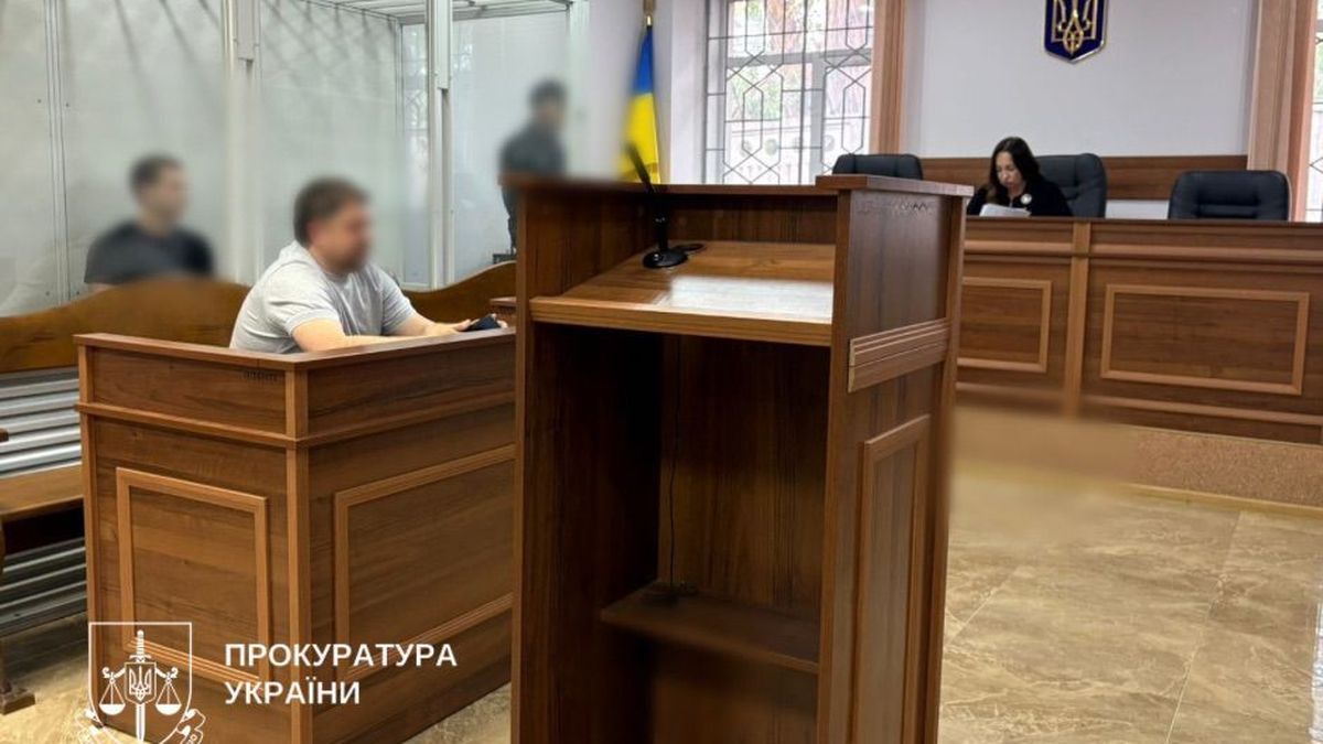 У Києві суд продовжив арешт експрокурору, який п’яним скоїв смертельну ДТП чоловік у сірій футболці сидить у залі суду за столом, поруч — інші учасники процесу з розмитими обличчями