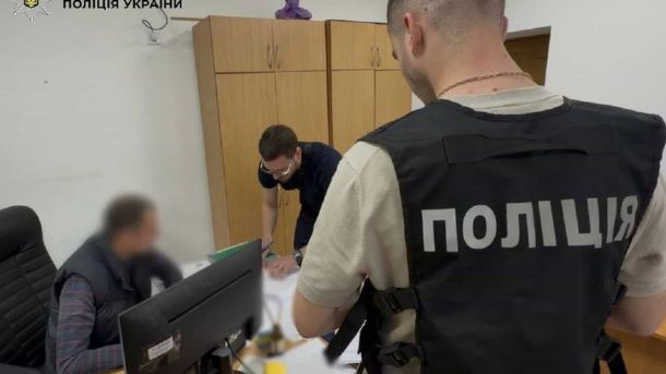 Трьом підрядникам повідомили про підозру у розтраті 940 тис. у парку Позняки Поліція Києва повідомила про підозру трьом учасникам корупційної схеми у парку Позняки: збитки бюджету — 940 тис. грн