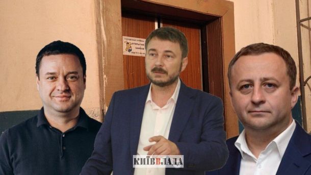 У Києві викрили схему з розкрадання понад 100 мільйонів на ремонті ліфтів Троє чоловіків у діловому стилі на тлі старого під’їзду із зачиненими дверима