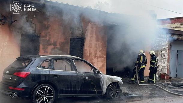 На станції метро «Вокзальна» військового штовхнули на колії Пожежники біля складу, з якого йде дим та знищений вогнем автомобіль