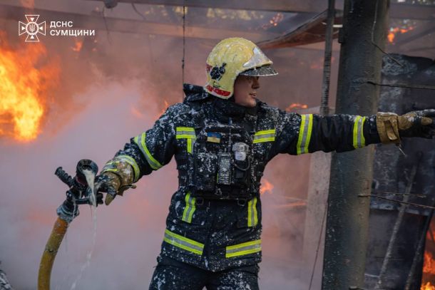 Київщина: кількість постраждалих зросла до 27, найбільше в Бучанському районі Працівник ДСНС під час гасіння пожежі