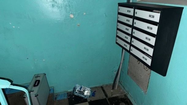 Три ДТП з постраждалими дітьми на Київщині: справи скеровано до суду Під'їзд київської багатоповерхівки з поштовими скриньками на стіні, місце пограбування киянина