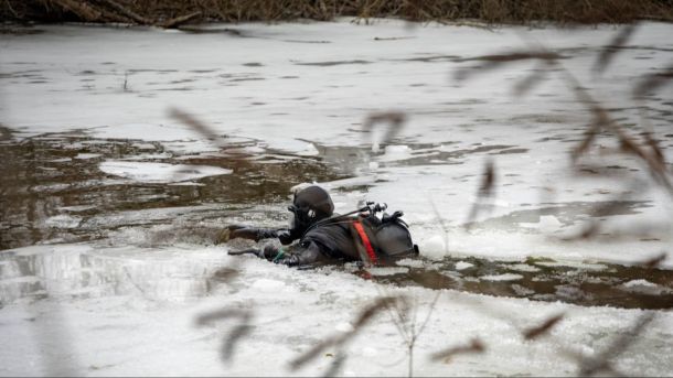 Водолази-сапери обстежили річку після ракетної атаки на Київ Водолази-сапери ДСНС обстежують дно річки в Києві на місці падіння уламків збитої ракети