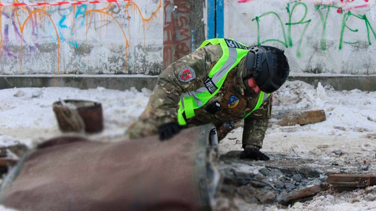 Атака на Київ 7 березня: уламки ракет упали у трьох районах Поліцейський сапер біля частини російської ракети