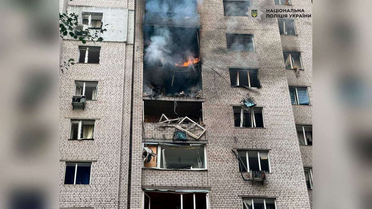 У Печерському р-ні дрон влучив у будинок, загинула 14-річна дитина Рятувальники ДСНС працюють біля пошкодженого дроном житлового будинку в Печерському р-ні Києва, де загинула 14-річна дитина