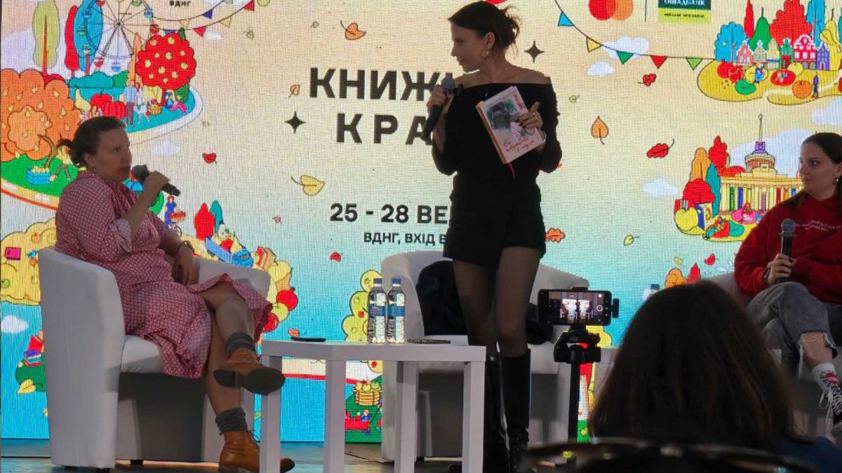 Ірена Карпа презентувала на «Книжковій країні» роман «Він повертається в неділю» Ірена Карпа на презентації з виданим романом в руках