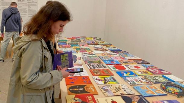 Штаби допомоги у 6 районах Києва: виплати до 40 тисяч грн постраждалим Жінка роздивляється книги на літературному фестивалі