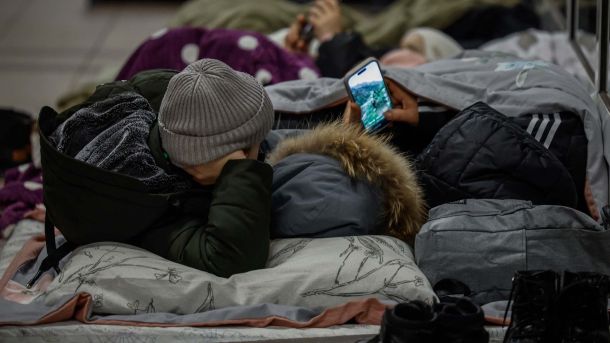Тиждень у Києві: 8 тривог, 1200 дронів для бригади та дистанційне навчання Люди на підлозі станції метро перечікують повітряну тривогу