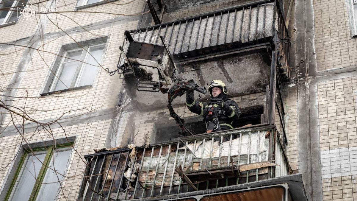 Пожежа у п'ятиповерхівці на Лазаревського: захаращена квартира ускладнила гасіння Рятувальник ДСНС Києва прибирає уламки на обгорілому балконі п'ятиповерхового будинку після ліквідації пожежі