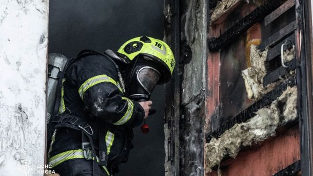 П'яний киянин порізав обличчя підлітку біля метро «Чернігівська» Рятувальник ДСНС у захисному спорядженні та жовтому шоломі гасить пожежу в обгорілому приміщенні двоповерхової будівлі