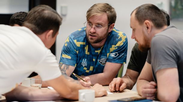 На Київщині викрили групу шахраїв, які продавали «магічні» товари від імені «екстрасенсів» (фото, відео) Групове обговорення чоловіків за столом