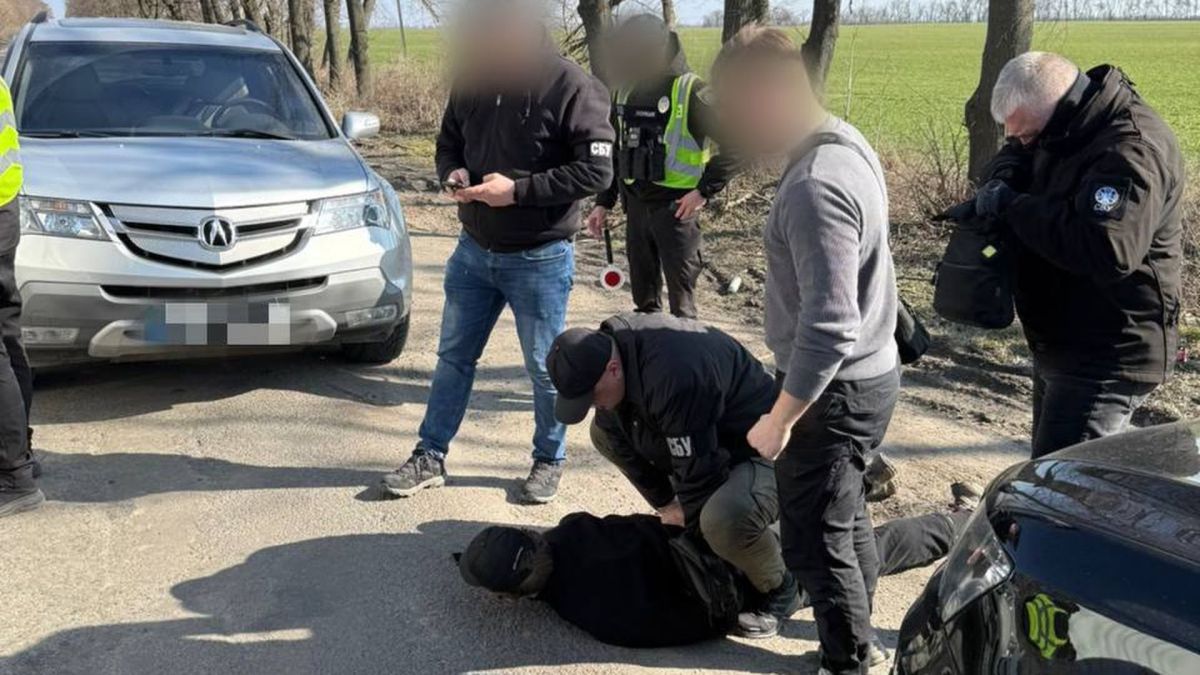 У Білій Церкві киянин отримував 7 450 доларів за вивезення чоловіків за кордон 24-річного киянина затримали за організацію незаконного пере