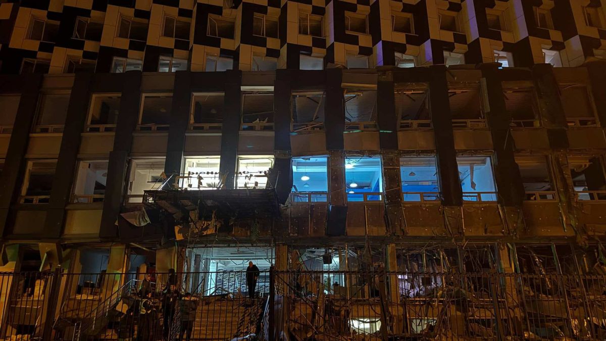 Нічна атака на Київ: 7 постраждалих, пошкоджено житлові будинки та дитсадок Зруйнована будівля готелю в Києві після нічного удару дрона