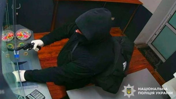 Подружжя 80 і 81 року загинуло в пожежі на Вишгородщині: винен обігрівач Поліцейські Києва затримали підозрюваного у розбійному нападі на пункт обміну валют на Подолі