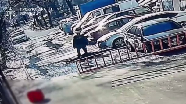 Пожежа на Кирилівській у Подільському р-ні: 50 кв. м, гасили без гідрантів Двір житлового будинку на Березняках, де 47-річний чоловік напав на 75-річну сусідку і завдав їй перелом черепа