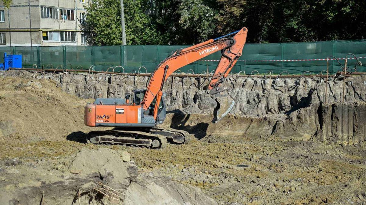 Святошинський район: будують укриття на 754 учнів Екскаватор на будівництві захисного укриття при одному з ліцеїв Києва