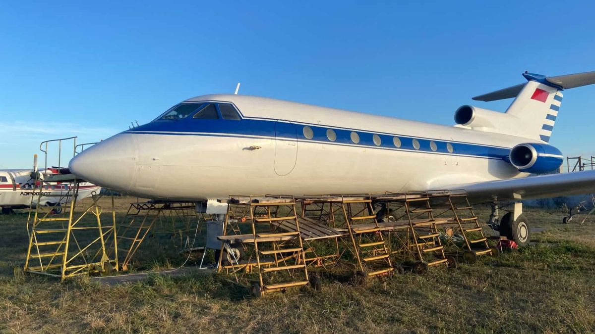 У музеї авіації завершили перший етап реставрації найстарішого в Україні Як-40 (фото) Реставрований літак Як-40 з синьо-білим фарбуванням на опорах