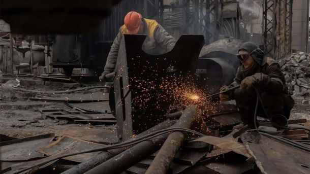 У Києві викрав автобус і одразу влаштував ДТП Робочі працюють зі зварювальним апаратом