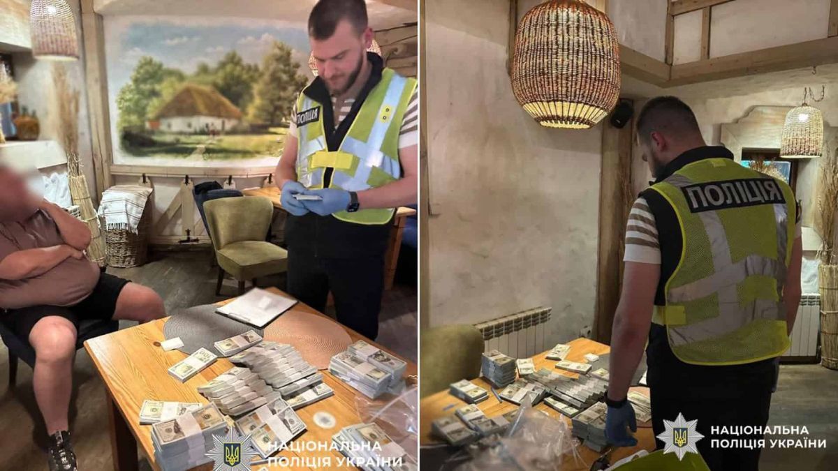 Київ: двоє чоловіків вимагали $500 тисяч за керівну посаду на держпідприємстві Поліція фіксує пачки грошей на столі під час затримання