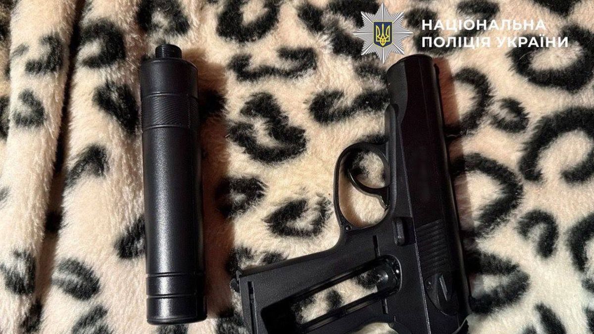 У Києві вимагали $50 000 з іграшковим пістолетом Пістолет лежить на тканині леопардового кольору