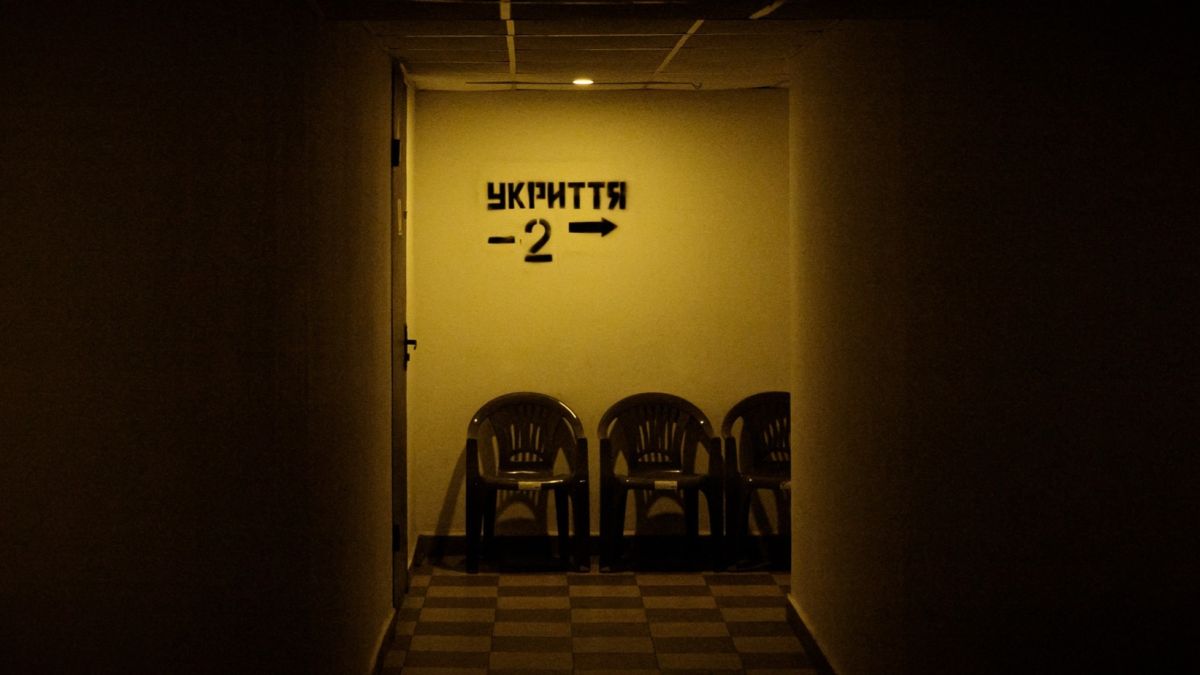 Солом’янський район: голова РДА різко розкритикував якість укриттів після інспекції Темний підземний коридор із жовтим освітленням, у кінці якого на стіні напис «Укриття»