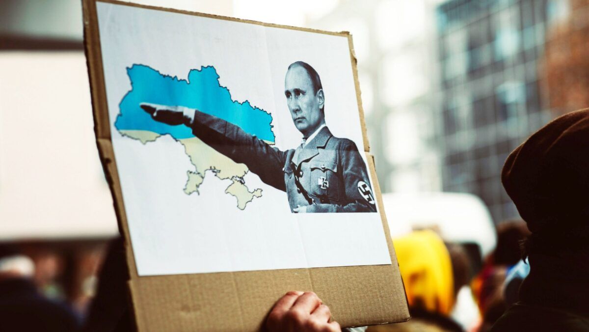 Глюксманн: Європа мала читати Суркова, щоб не вірити Путіну Акція з вимогою до Росії припинити війну проти України. Нюрнберг, Німеччина