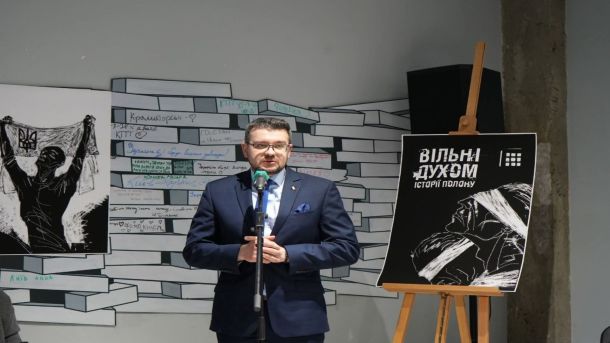 У Печерському районі Києва чоловік випав з вікна багатоповерхівки У Печерському районі Києва чоловік випав з вікна багатоповерхівки