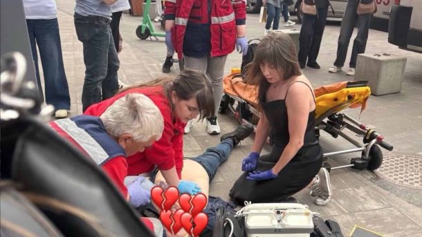 АП ВАКС залишила судді Лисюку 8,5 років за хабар Медики та очевидці надають першу допомогу чоловікові, який лежить на тротуарі біля станції метро у Києві, поруч каталка швидкої допомоги