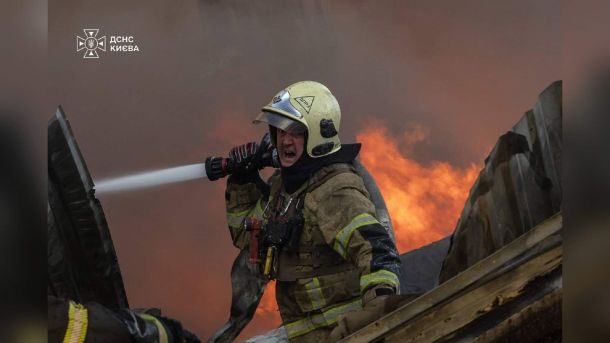 41-річний киянин п’яним відкрив стрілянину з балкона у Шевченківському р-ні Рятувальники ДСНС гасять пожежу в Києві після російських ударів 8 вересня — 5 загиблих і 35 постраждалих