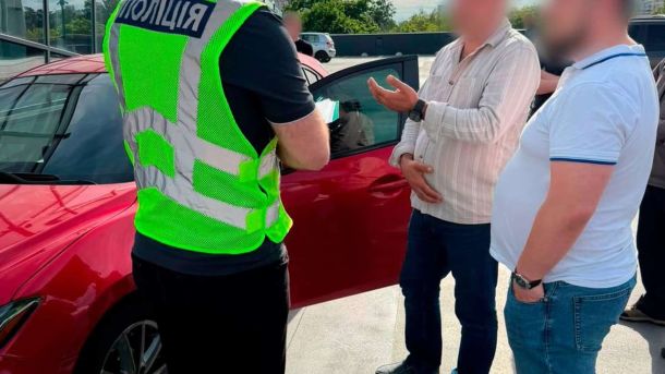 Поліція виявила наркотики у двох киян: Святошин і Солом'янка Поліція Києва затримала 40-річного адвоката, який вимагав 25 000 доларів за вплив на посадових осіб при оформленні інвалідності
