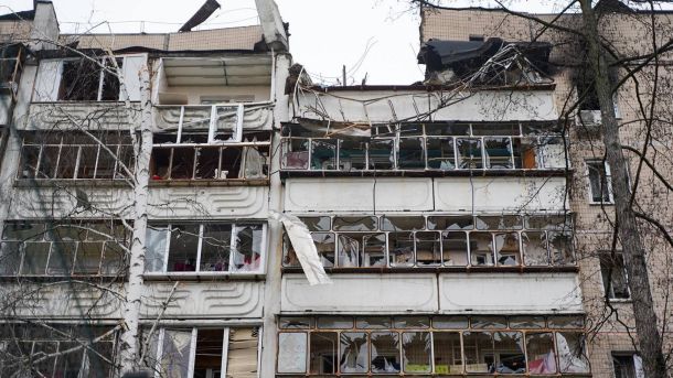 Київ і область: від 3,5 до 10 годин без світла — графік Зруйнований будинок