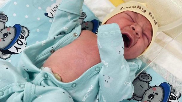 Кияни показали жахливий стан туалету на станції метро «Лук’янівська» Новонароджений малюк плаче