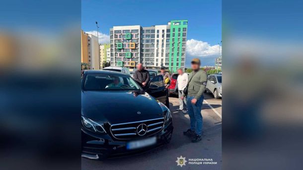 На АЗС в Оболоні вкрав Tesla під час конфлікту — затримали п'яного водія Поліцейські та СБУ затримують підозрюваних біля Mercedes після передачі коштів — справа про незаконне переправлення призовників через кордон