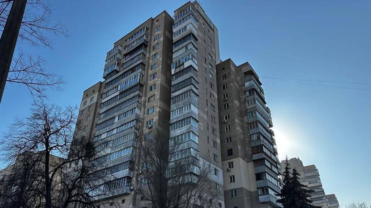 «Видали заміж» померлу киянку заради квартири: у столиці судитимуть трьох шахраїв Висотний житловий будинок радянської забудови з численними заскленими балконами та лоджіями