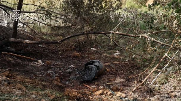 ДСНС і Укрзалізниця показали, як відновлюють рух після вибухів під Києвом (фото) Бойова частина крилатої ракети Х-101, виявлена у Голосіївському районі Києва після масованої атаки РФ 2 червня 2026 року