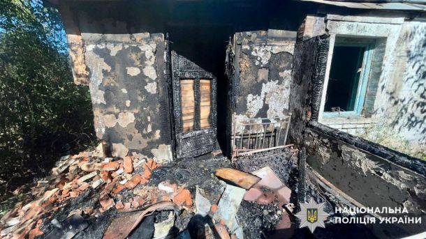На Київщині в Добропарку облаштували найбільшу гарбузову локацію області (фото) Зруйнована будівля після пожежі: обгорілі стіни й двері, обвалені цеглини та залишки згорілих меблів