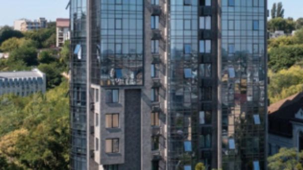 Пожежа на Прикордонній у Деснянському р-ні: трав'яний настил згорів на 1000 кв. м Будівля суду або прокуратури — ілюстрація до стягнення пайового внеску з київського забудовника